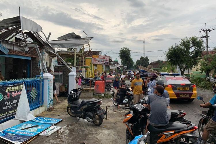 RUSAK--Rumah warga Desa Sidomulyo, Kecamatan Wonoasri, Kabupaten Madiun rusak setelah diterjang puting beliung, Rabu (15/12/2021) sore. 