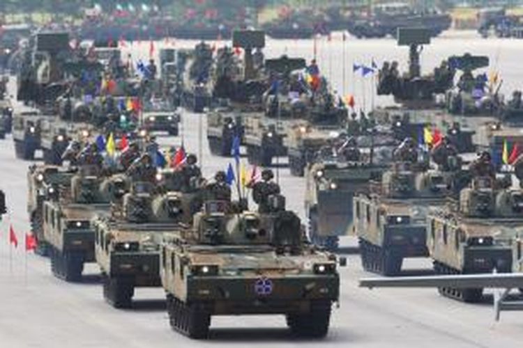 Kendaraan lapis baja dan kendaraan pengangkut peluru kendali tampil dalam parade militer memperingati Hari Angkatan Bersenjata Korea Selatan ke-65.