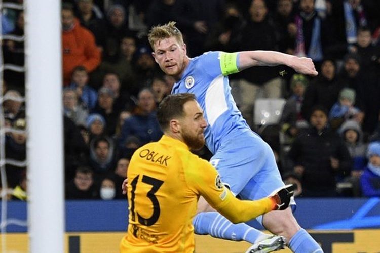 Kevin De Bruyne melepaskan tembakan yang tak bisa diantisipasi Jan Oblak dalam laga Manchester City vs Atletico Madrid pada leg pertama perempat final Liga Champions 2021-2022 yang digelar di Stadion Etihad, Manchester, pada Rabu (6/4/2022) dini hari WIB.