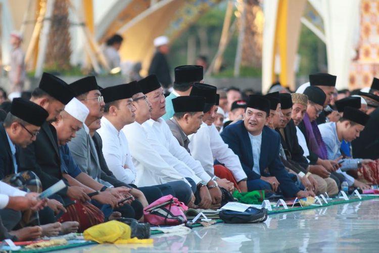 Asisten Pemerintahan dan Kesejahteraan Rakyat Seretaris Daerah Provinsi (Sekda) Jawa Barat (Jabar) Dedi Supandi usai melaksanakan salat ied apda Idul Adha 2023.