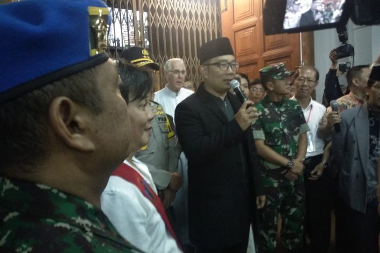 Gubernur Jawa Barat Ridwan Kamil bersama forum komunikasi pimpinan daerah (Forkopimda) Jabar saat memantau pelaksanaan misa malam Natal 2018 di Gereja Katedral Santo Petrus, Jalan Merdeka, Senin (24/12/2018). 