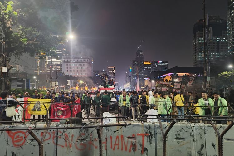Massa mahasiswa mulai membubarkan diri usai aksi unjuk rasa di Jalan Medan Merdeka Barat, Gambir, Jakarta Pusat, Jumat (20/10/2023) malam. (KOMPAS.com/XENA OLIVIA)