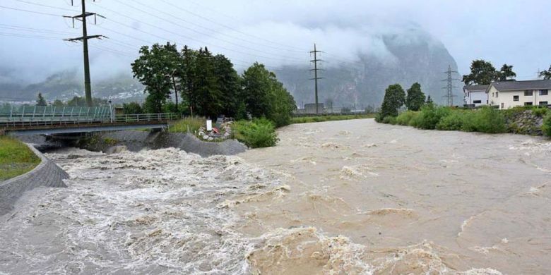 Salah satu aliran Sungai Reuss yang meluap di Altdorf, Uri, Swiss