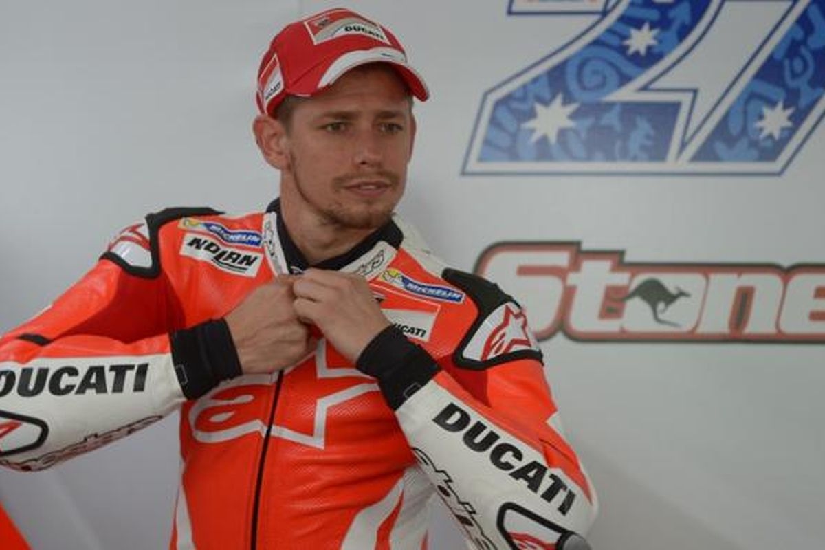 Pebalap penguji Ducati asal Australia, Casey Stoner, mengancingkan bajunya sebelum turun pada tes pramusim pertama di Sirkuit Sepang, Malaysia, Selasa (2/2/2016).