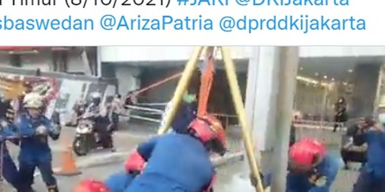 Bagaimana Bisa? Kartu ATM Masuk Selokan, Perlu Panggil Damkar atau Cukup Ganti Baru?