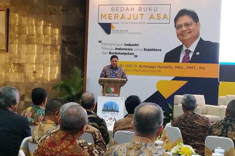 Menteri Perindustrian (Menperin), Airlangga Hartarto memberikan sambutan pada peluncuran bukunya berjudul Merajut Asa di Gedung Garuda, Kementerian Perindustrian, Jakarta Selatan, Senin (14/11/2019).