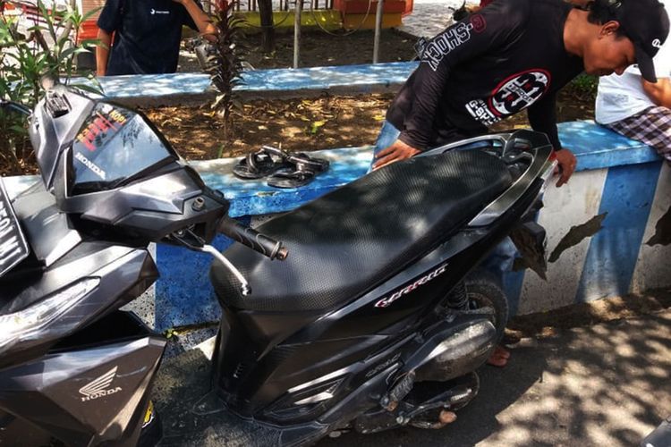 Salah satu motor yang terlibat kecelakaan antar pemotor yang menewaskan kakek Sujono. Penyebab kecelakaan, kakek 70 tahun berbelok ke kanan tanpa menyalakan lampu sein.