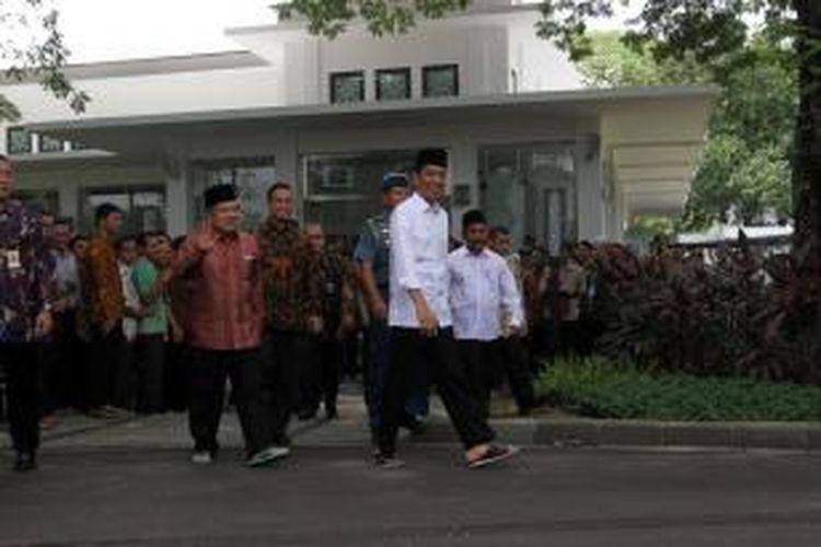 Presiden Joko Widodo dan Wakil Presiden Jusuf Kalla keluar dari Masjid Baiturrahim Komplek Istana Negara RI, Jakarta, usai melakukan ibadah Salat Jumat (24/10/2014). Ibadah Salat Jumat ini merupakan yang perdana bagi pasangan Jokowi-JK usai dilantik sebagai Presiden dan Wakil pada 20 Oktober lalu.
