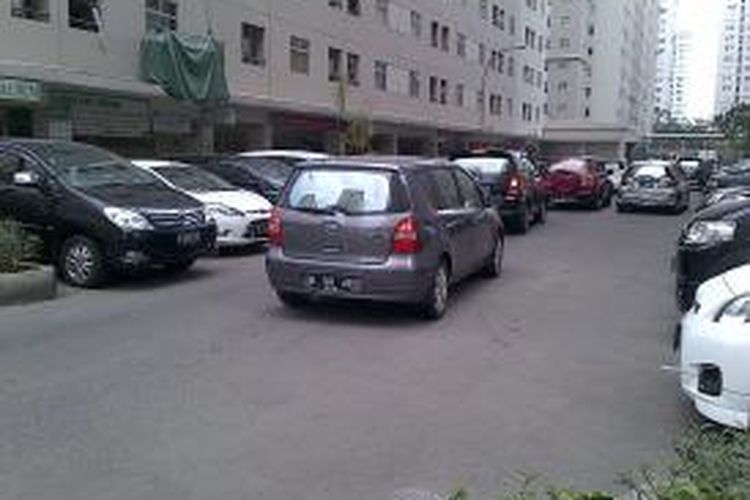 Parkiran Kalibata City dipenuhi mobil baik pengunjung ataupun penghuni apartemen. Penuhnnya parkiran biasanya pada pukul 20.00 pada waktu pulang kerja,juga pada weekend.Para pengunjung dan penghuni perlu berkeliling dulu untuk mendapat parkir,Jakarta Selatan,Jumat (13/9/2013)
