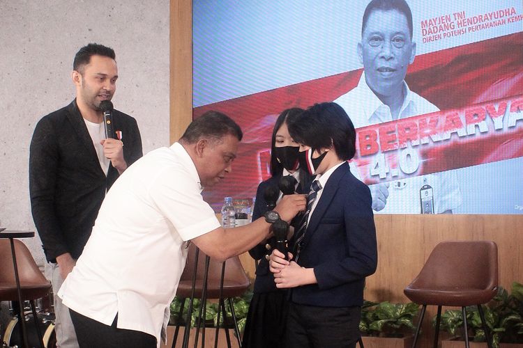 Direktur Jenderal Potensi Pertahanan Kemenhan Mayjen TNI Dadang Hendrayudha memberikan penghargaan Pin Bela Negara dan pengakuan sebagai Kader Bela Negara kepada Mischka Aoki (12 tahun) dan Devon Kei Enzo (11 tahun).