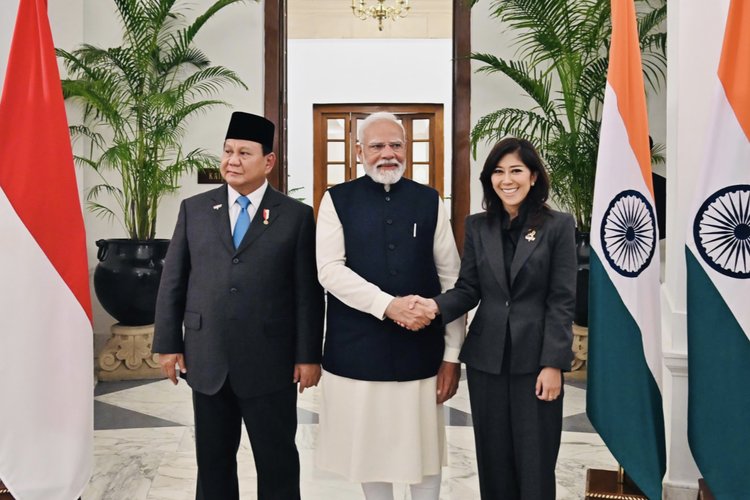 (kiri-kanan) Presiden Indonesia Prabowo Subianto, Meutya Hafid, Menteri Komunikasi dan Digital RI (Menkomdigi), dan Perdana Menteri (PM) India Narendra Modi dalam acara penandatanganan Memorandum of Understanding (MoU) sebagai bentuk kerja sama strategis bidang digital antara Indonesia dan India, Sabtu (25/1/2025) waktu New Delhi, India