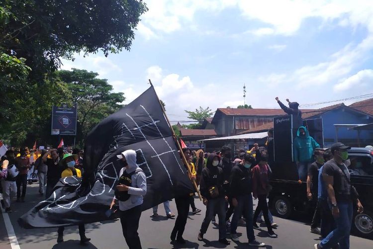Demontrasi penolakan UU Cipta Kerja di Jalan Sarwo Edhie Wibowo, depan Kantor Wali Kota Magelang dan DPRD Kota Magelang, oleh mahasiswa Magelang, Selasa (13/10/2020),