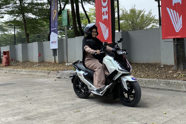 Pengunjung GIIAS 2023 mencoba test ride motor listrik Gratis