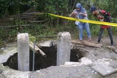 Polisi dan Banser Gotong Royong Timbun Sumur yang Ambles