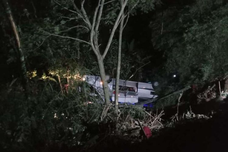 Bus peziarah asal Subang terjun ke jurang Tanjakan Cae, Wado, Sumedang, Jawa Barat, Rabu malam. Dok. Warga/KOMPAS.com