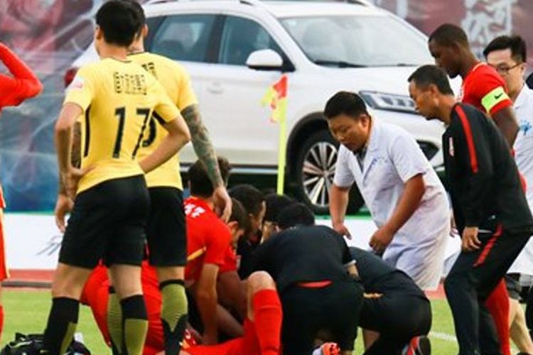 Pemain tengah klub Changchun Yatai, Wang Shouting ini sempat pingsan di lapangan saat Yatai mengalahkan Evergrande 3-2 dalam lanjutan CSL, Sabtu (11/08/2018). 