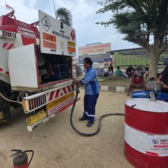 Pertamina Patra Niaga terus melakukan percepatan pemulihan akses energi bagi masyarakat di wilayah yang terdampak bencana. 