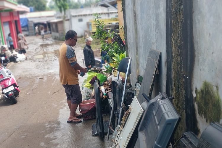 Banjir dan longsor terjadi di Singaparna, Cigalontang dan Salawu, Kabupaten Tasikmalaya, Jawa Barat, akibat hujan deras dan menyebabkan 1 anak tewas dan 2 warga luka-luka, Senin (4/8/2025).
