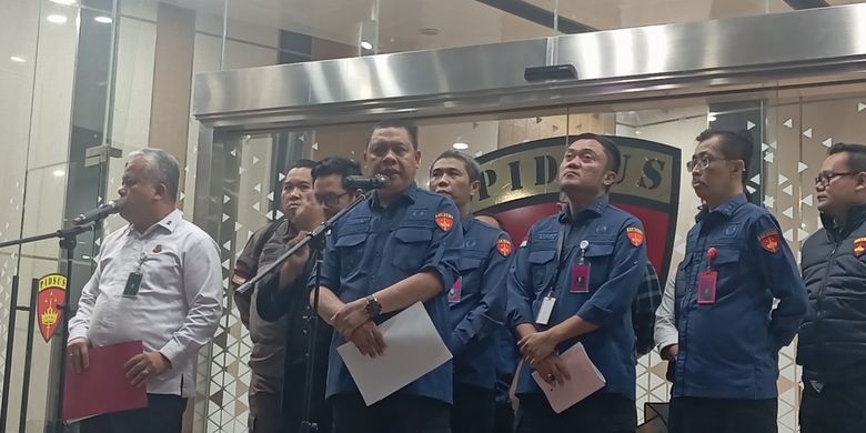 Direktur Penyidikan Kejaksaan Agung, Abdul Qohar saat konferensi pers di Lobi Gedung Bundar Jampidsus Kejagung, Jakarta, Kamis (10/7/2025). 