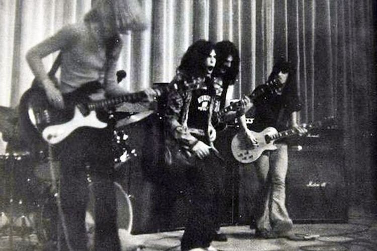 Foto band rock Aerosmith ketika manggung untuk pertama kalinya pada 6 November 1970 di  Nipmuc Regional High School di Mendon, Massachusetts.