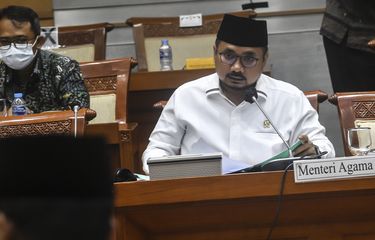 Menteri Agama Yaqut Cholil Qoumas menyampaikan pandangannya saat rapat kerja bersama Komisi VIII DPR di Komplek Parlemen, Jakarta, Kamis (8/4/2021). Dalam rapat kerja tersebut Menag menyampaikan bahwa operasional penyelenggaraan ibadah haji tahun 1442 H/2021 M masih menunggu keputusan Kerajaan Arab Saudi dan target vaksinasi COVID-19 kepada 57.630 lansia jemaah calon haji selesai. ANTARA FOTO/Muhammad Adimaja/rwa.