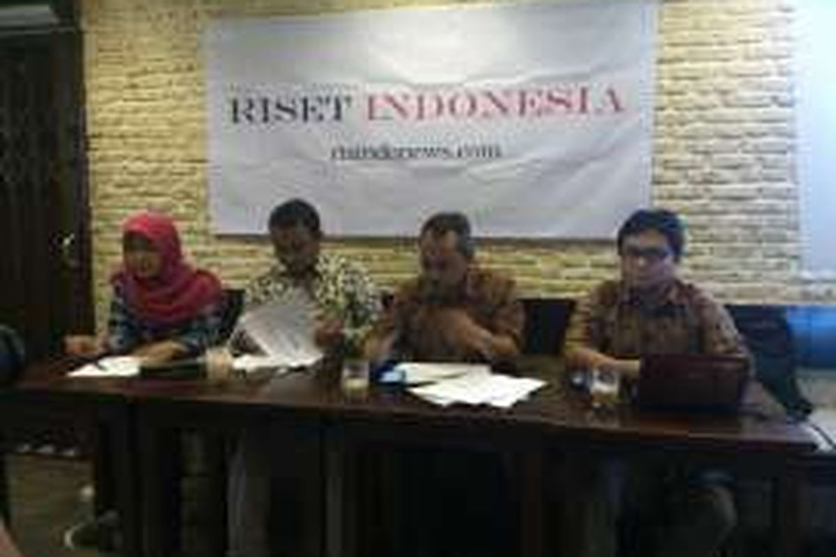 Dari kanan ke kiri, Direktur Eksekutif Riset Indonesia Toto Sugiarto, Peneliti Senior LIPI Bidang Politik Prof. Dr. Syamsuddin Haris, dan Analis Hukum dari Kode Inisiatif, Veri Junaidi, dan moderator acara dalam launching riset bertema 