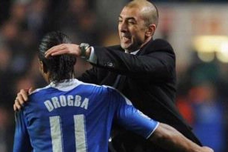 Bomber Chelsea, Didier Drogba bersama pelatih Roberto Di Matteo pada laga melawan Napoli dalam babak 16 besar Liga Champions 2011-12.