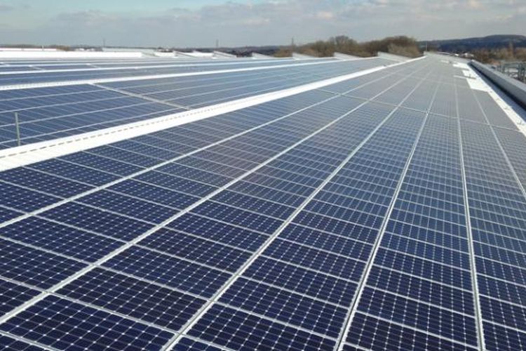 Lebih dari 21.000 panel photovoltaic berkapasitas 5.8 megawatt digunakan untuk membangun instalasi atap itu.
