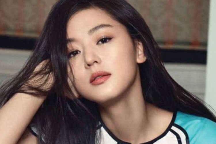 Aktris Jun Ji Hyun menjadi sorotan publik di Korea Selatan karena tak turunkan harga sewa gedungnya di tengah pandemi virus corona