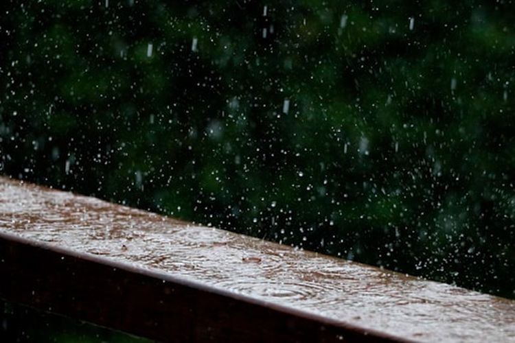 Menurut BMKG, hujan lebat bakal berlangsung hingga 2 Februari 2026. Beberapa wilayah diimbau untuk waspada. 