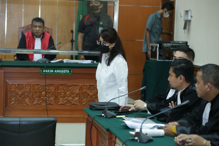 Linda Pujiastuti alias Anita menjalani sidang vonis di Pengadilan Negeri Jakarta Barat, Rabu (10/5/2023). Majelis hakim menjatuhkan hukuman 17 tahun penjara dan denda sebesar Rp 2 miliar dalam kasus peredaran narkotika jenis sabu yang menjeratnya.