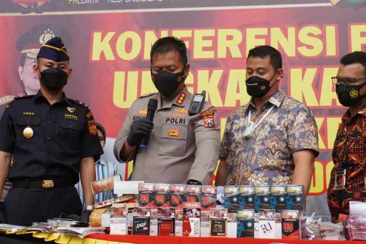 Kapolresta Sidoarjo Kombes Pol Kusumo Wahyu Bintoro Beserta Jajaran Satreskrim Saat Memberi Keterangan Hasil Penggerebekan Rokok Ilegal di Mapolresta Sidoarjo, Jumat (4/2/2022).