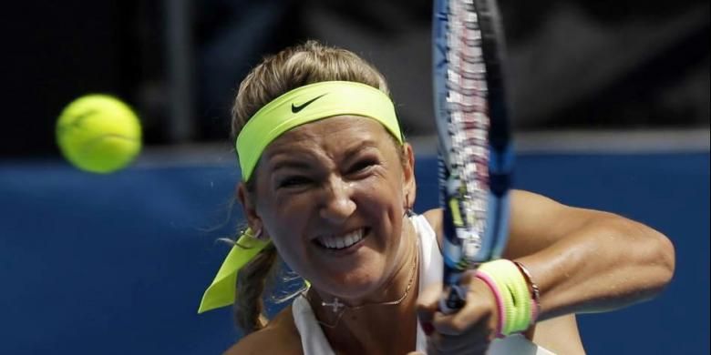 Petenis asal Belarus, Victoria Azarenka melakukan backhand saat melawan petenis AS, Sloane Stephens di babak pertama turnamen tenis Australia Terbuka di Melbourne, Australia, 20 Januari 2015.