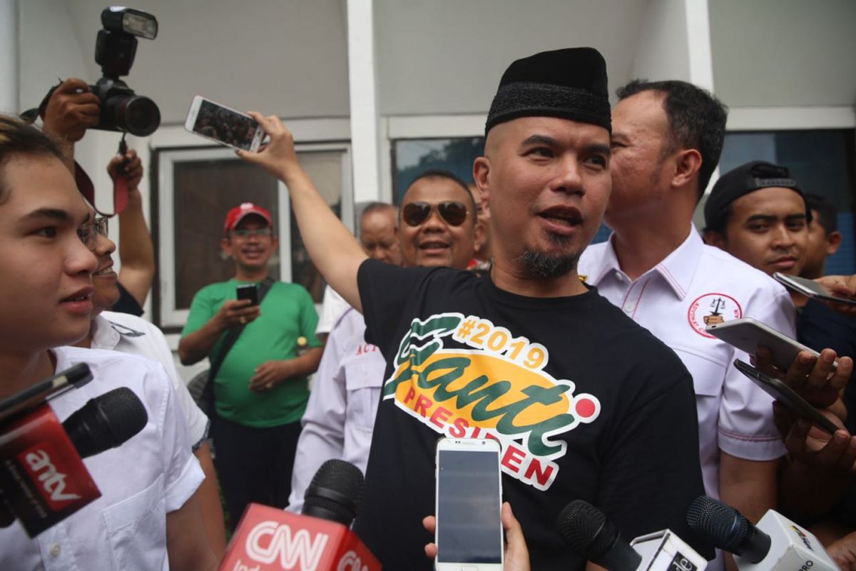 Artis musik Ahmad Dhani tiba di Pengadilan Negeri Jakarta Selatan untuk menjalani sidang kasus dugaan ujaran kebencian, Senin (16/4/2018).