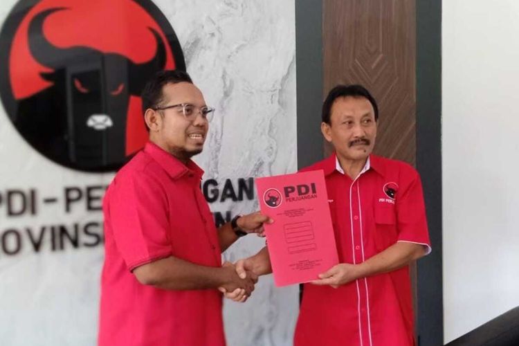 Rano Karno mengambil formulir penjaringan calon gubernur Banten di DPD PDIP Banten. Senin (29/4/2024). Rano diwakilkan tim pemenangannya, Beno Muhamad mengambil formulir.