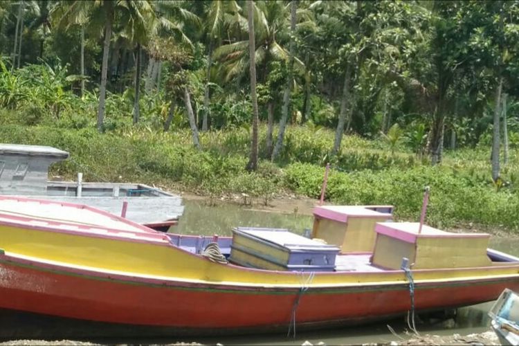 Kapal Mas Aqua 05 yang sedang berlabuh.