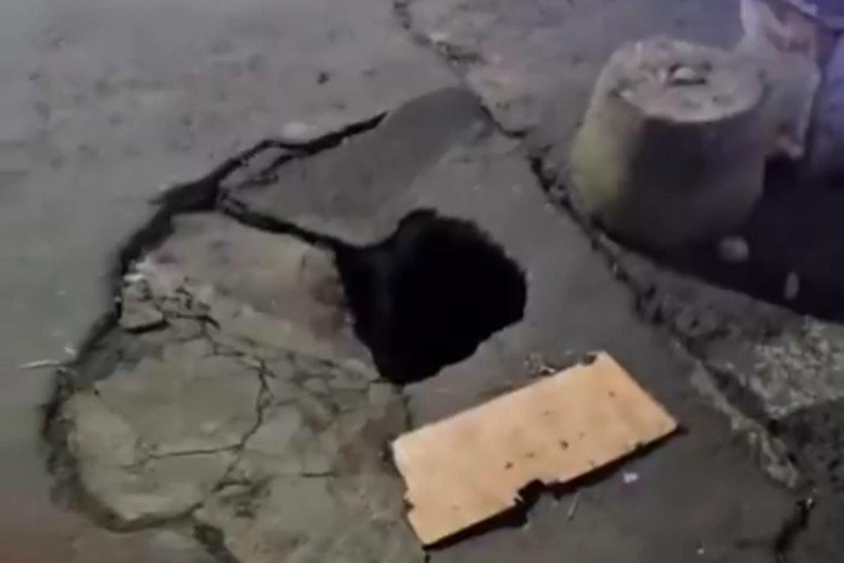 Sinkhole atau lubang ambles muncul di Jalan Muharto, Kota Malang, Jawa Timur. 