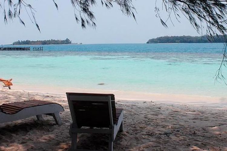 Seorang wisatawan menikmati ketenangan pantai Pulau Sepa, salah satu pulau resor di Kepulauan Seribu, Jakarta, Rabu (7/10/2015). Ketenangan dan alam pantai yang asri adalah nilai lebih yang bisa diperoleh di pulau-pulau resor.