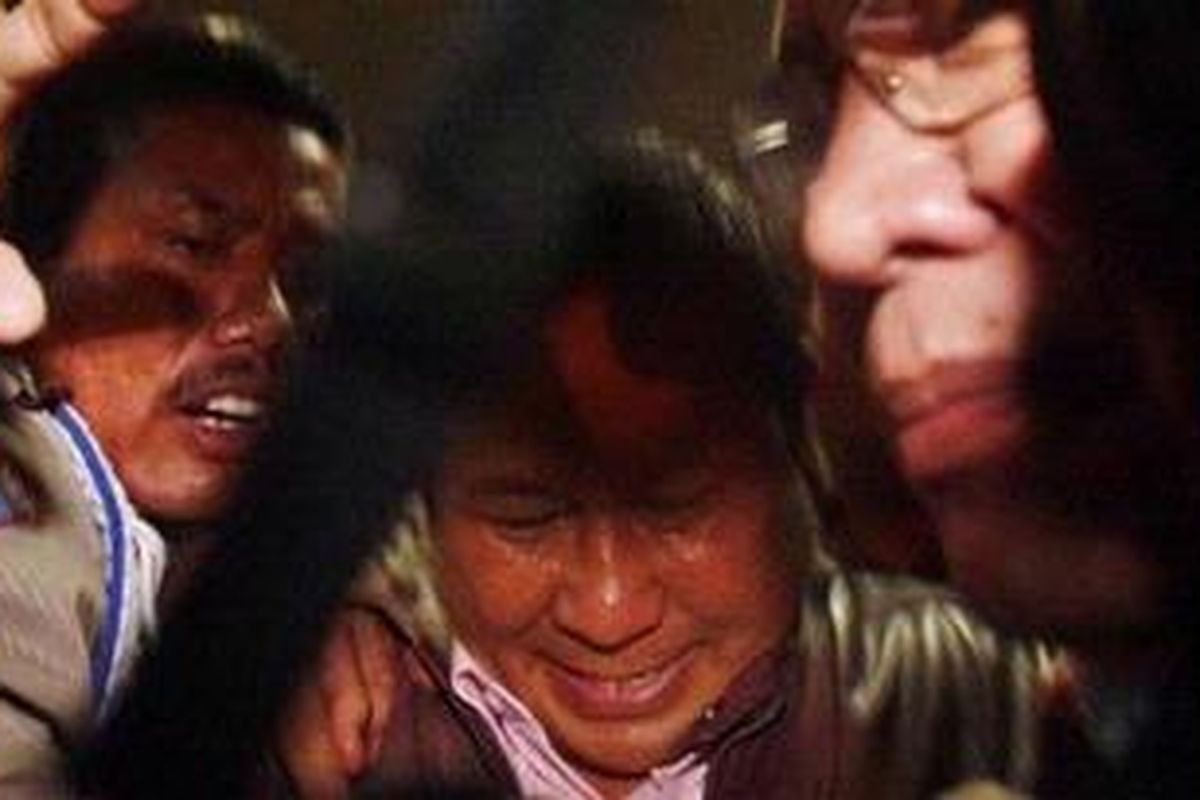 Mantan Kabareskrim, Komjen Pol Susno Duadji (tengah) usai menjalani pemeriksaan internal oleh Divisi Profesi dan Pengamanan (Propam) di Mabes Polri, Jakarta Selatan, Senin (12/4/2010) malam. Sore sebelumnya Susno ditangkap di Bandara Soekarno-Hatta saat akan berobat ke Singapura. KOMPAS IMAGES/DHONI SETIAWAN