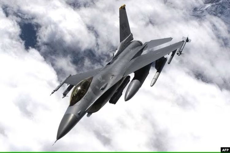 Sebuah F-16 dalam penerbangan selama pelatihan. Pemerintah AS menyetujui penjualan pesawat tempur F-16 ke Turkiye.