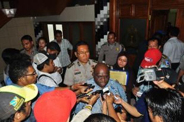 Komisioner Komnas HAM, Natalius Pigai, saat diwawancarai sejumlah wartawan usai menggelar pertemuan dengan Kapolda NTT di Kupang,  Senin (8/12/2014)