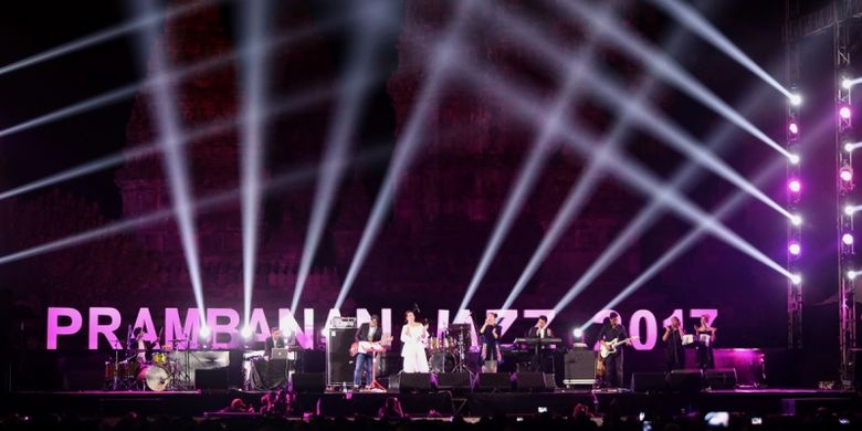 Raisa dan Isyana tampil di Prambanan Jazz Festival 2017 di kompleks Candi Prambanan, Yogyakarta, Minggu (20/8/2017). Prambanan Jazz Festival berlangsung selama tiga hari dari 18 sampai 20 Agustus 2017 di Candi Prambanan, Yogyakarta.