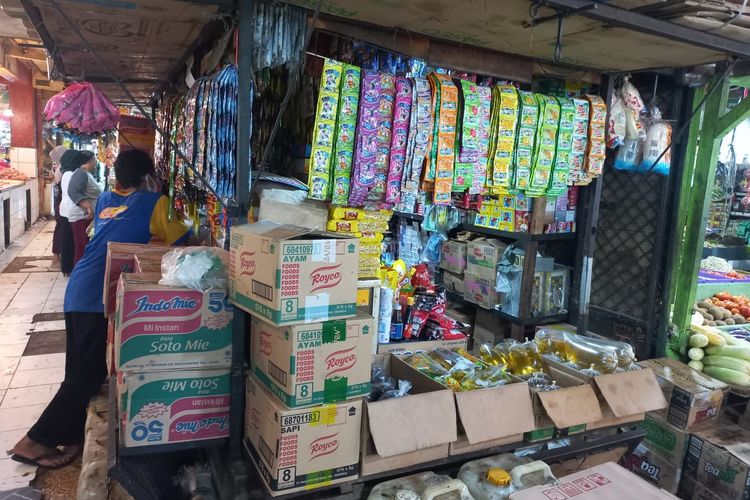 Warung sembako milik Ari di Pasar Agung, Depok pada Rabu (25/5/2022), yang tidak menjual minyak goreng curah bersubsidi.