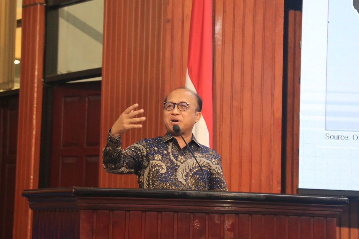 Sekretaris Jenderal Kementerian Ketenagakerjaan Anwar Sanusi saat memberikan kuliah umum di Universitas Brawijaya Malang, Jawa Timur, Selasa (14/3/2023).