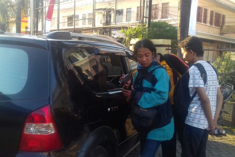 Aparat kepolisian di Kabupaten Gowa, Sulawesi Selatan tengah menggelar olah tempat kejadian perkara terkait aksi pencurian dengan modus pecah kaca. Selasa, (8/8/2017).