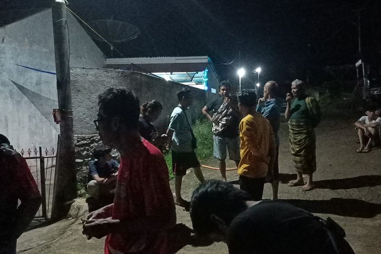warga Tanah Datar Sumbar mengungsi akibat banjir, Sabtu (11/5/2024) malam 