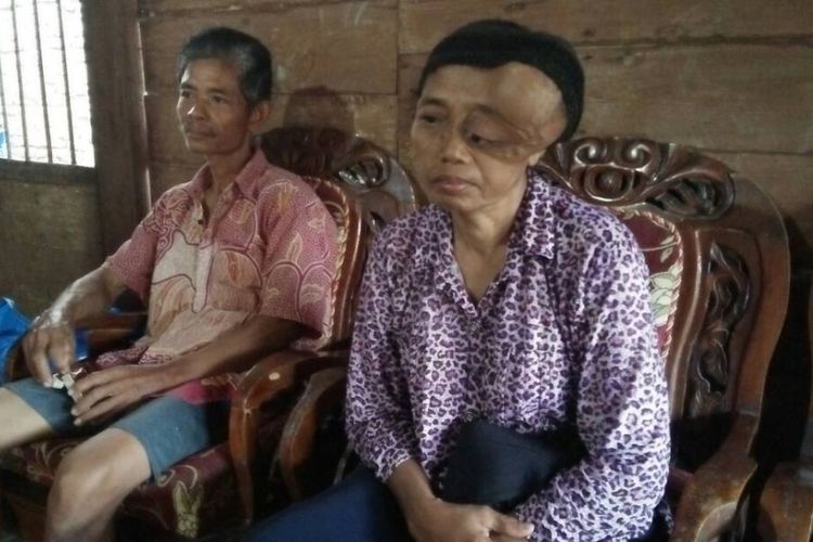 Siti Khotimah(50) dan suaminya, Mulyadi saat ditemui di rumahnya di Desa Tlogomulyo, Kecamatan Gubug, Kabupaten Grobogan, Jateng, Jumat (5/5/2017).‎
