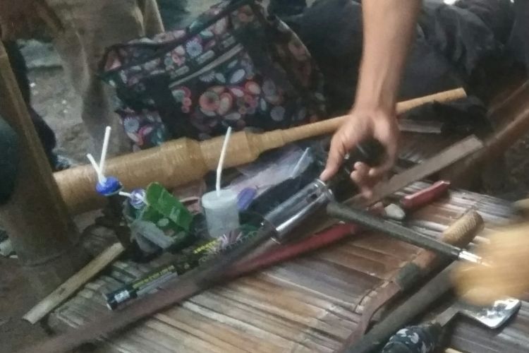 Puluhan klip plastik sisa sabu, alat hisap (bong), dan senjata tajam ditemukan dari sweeping di Manggarai, Jakarta Selatan, pada Rabu (8/3/2017).