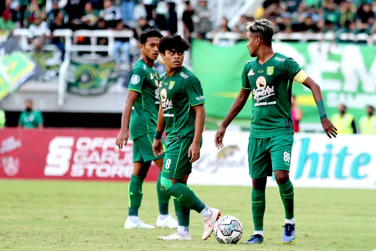 Pemain muda Persebaya Surabaya Andre Oktaviansyah saat pertandingan pekan ke-8 Liga 1 2022-2023 melawan Bali United yang berakhir dengan skor 0-1 di Stadion Gelora Bung Tomo Surabaya, Jumat (2/9/2022) sore. 