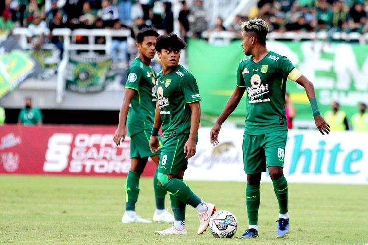 Pemain muda Persebaya Surabaya Andre Oktaviansyah saat pertandingan pekan ke-8 Liga 1 2022-2023 melawan Bali United yang berakhir dengan skor 0-1 di Stadion Gelora Bung Tomo Surabaya, Jumat (2/9/2022) sore.